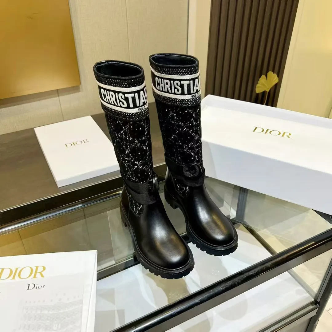 👟👟Ex-factory price 660👟👟 Dior color-blocking new autumn and winter boots high-top Dior CD 23ss autumn and winter latest high-definition poster style electric embroidery color-blocking letter logo round toe mid-calf women's boots Narnaxi's same low-heeled one-slip knight military boots original development top high-end version Material: Upper imported calfskin spliced with the latest imported technology electric embroidery fabric (not ordinary fly woven fabrics on the market) + water-dyed cowhide lining (not sheepskin lining on the market) + original molded TPU outsole + original molded letter buckle + the latest original box packaging at the counter Heel height: 3CM Size: 35-39 standard code (40.41 customization is not returnable)